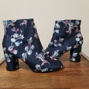 💜 Urban Outfitters Navy Floral Print Ankle Boot